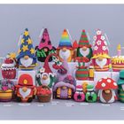 Namen: Chefkoch-Wichtel, Feuerwehr-Wichtel, Zauberer-Wichtel, Elfen-Wichtel, Regenbogen. Bunte, gehäkelte Wichtel.
