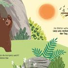 Ein kleiner Bär steht vor einer Höhle und streckt sich. Ein Vogel auf einem Ast singt, während die Sonne scheint.