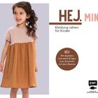 HEJ. MINIMODE. Kleidung nähen für Kinder. Ein Mädchen trägt ein schlichtes Kleid in Rosa und Braun.