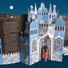 Text: "Inside, everything was made of ice. The Snow Queen's throne was made of sharp icicles..." 

Eine detaillierte Illustration eines Eispalastes mit zwei Figuren.