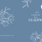 "Der Kalender für alle #booklover", "I'd rather be READING", "Mein Jahresplaner 2027". Florale Illustration auf blauem Hintergrund.