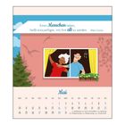 Zitat von Albert Camus. Ein älteres Paar schaut lächelnd aus einem Fenster. Unten: Monatskalender für Mai.