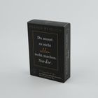 Text: "Du musst es nicht allen recht machen. Nur dir." Schwarze Schachtel, elegant gestaltet, mit goldenen Akzenten.