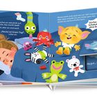 Ein Kind liegt schlafend im Bett. Spielzeugfiguren sind um es herum verteilt. Der Text beschreibt einen frühen Morgen.