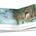 Texte: "Und Lisbet fliegt wieder nach Hause, ganz allein, ohne Katze ..." "Aber vielleicht hat sie sich im Haus versteckt..."

Illustration: Eine Hexe fliegt auf einem Besen, ein Baumhaus bei Nacht.