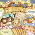 "Nun kuscheln sich drei Mäuselein ganz wohlig in die Decken ein. Die Mäusekinder sind bereit, denn nun ist Schlafenszeit." Drei kleine Mäuse in Pyjamas liegen in einem gemütlichen Bett, nahe einem großen Maus-Elternteil. Alles wirkt warm und geborgen.