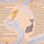 Text beschreibt ein aufregendes Zusammentreffen von Seepferdchen und Delfinen, umgeben von blauen Linien, Blasen und Muscheln.