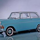 Kennzeichen: GG-DK 31. Hellblaues Oldtimer-Auto mit Chromdetails und rundlichen Scheinwerfern auf spiegelndem Boden.