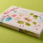 Text: "Die Jahreszeiten - The Seasons" von André Butzer, Friedrich Hölderlin. Hintergrund in Grün mit blauem Vorsatzblatt.