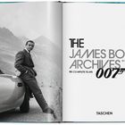„THE JAMES BOND ARCHIVES 007“, daneben steht ein Mann an einem Auto vor einer Berglandschaft.