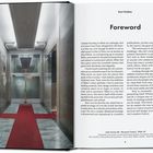 Karl Kolbitz, Foreword. Ein eleganter Korridor mit rotem Teppich, Marmorwänden und einer Glastür.