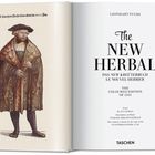 Links historische Illustration von Leonhart Fuchs in opulenter Kleidung, rechts Titel "The New Herbal" und Details zur Ausgabe.