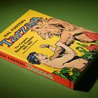 "Hal Foster's Tarzan: The Complete Sunday Comics 1931-1937". Illustration von Tarzan im Kampf mit einem Löwen.