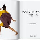 Text: "ISSEY MIYAKE", "Concept and Editorial Direction MIDORI KITAMURA". Person in gelbem und braunem Outfit in Bewegung.