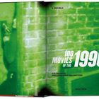 "100 Movies of the 1990s" in großen Buchstaben. Grüne, verschwommene Wand in der Mitte. Offenes Buch von TASCHEN.