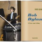 Rechts steht "Daniel Kramer, Bob Dylan, A Year and A Day, TASCHEN." Links ein Mann mit Gitarre und Mikrofon in einem Studio.