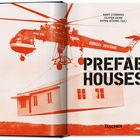 Oben: Arnt Cobbers, Oliver Jahn, Peter Gössel (Ed.). Groß: PREFAB HOUSES. Ein Helikopter transportiert ein Haus.