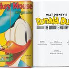 Links 1. Seite: "Mickey Mouse Magazin", Grafik von Donald Duck und Mickey Mouse. Rechts Titel: "Walt Disney's Donald Duck: The Ultimate History".