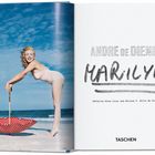 ANDRE DE DIENES MARILYN, mit einem Foto einer lächelnden Frau am Strand neben einem umgedrehten roten Regenschirm.
