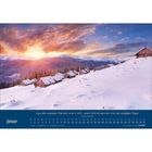 "Lass den morgigen Tag sein, was er will – unser Gott ist auch der Gott des morgigen Tages." Januar-Kalender, winterliche Berglandschaft bei Sonnenuntergang.