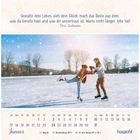 Oben steht: "Gestalte dein Leben... lebe los!" Darunter: Zwei Personen eislaufen fröhlich auf einem zugefrorenen See. Unten ist ein Januar-Kalender.