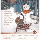 Text: "Gottes Auge blicke auf dich, freundlich und sanftmütig, hell und großmütig zu jeder Stunde des Tages und der Nacht."

Ein Schneemann mit Schal und Mütze steht neben einer Katze auf einem Schlitten, im Hintergrund ein Zaun.