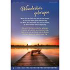 "Wunderbar geborgen", gefolgt von einem Gedicht von Dietrich Bonhoeffer. Eine Bank auf einem Steg bei Sonnenuntergang am Wasser.