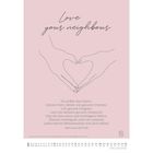 "Love your neighbour" steht oben, darunter ein Bibelvers über Liebe zu Gott und Mitmenschen. Illustration von Händen formt ein Herz.