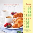 Kalenderseite: Zitat "Nimm jeden Tag als eine Gabe an. Jeder Tag wird dir gereicht, wie eine Ewigkeit, um glücklich zu sein." January, mit Frühstücksthema Croissants und Kaffee. 