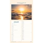 "Januar" und "Gott sprach: Es werde Licht! 1. Mose 1,3". Kalender mit Sonnenaufgang über ruhigem Meer.