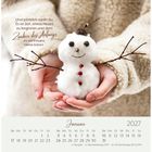 Zitat von Meister Eckhart über Neuanfänge. Ein kleiner Schneemann in Händen gehalten, Januar-Kalender.