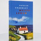 Cover des Buches "Weiter Leben" von Patrick Charnley. Illustration: weiße Hütte mit rotem Dach auf einer grünen Klippe.