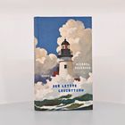 „Der letzte Leuchtturm“, Roman von Michael Pedersen. Illustration eines Leuchtturms umgeben von Wolken und Meer.