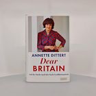 "ANNETTE DITTERT, Dear BRITAIN, Auf der Suche nach der Seele Großbritanniens." Frau in kariertem Kleid, Arme verschränkt.