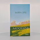 KATRIN ZIPSE, MOOSLAND. Roman. DuMont. Illustration mit grüner Wiese, Bergen im Hintergrund und blauem Himmel.
