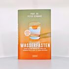 Ein Buchcover mit dem Titel "Wasserfasten". Ein Glas Wasser ist abgebildet.