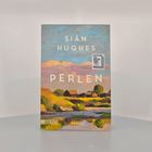 Aufschrift „SĪÂN HUGHES PERLEN“. Illustration einer malerischen Landschaft mit sanften Hügeln und Fluss. Buchcover.