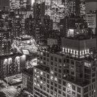 Kalenderblatt für Januar mit einer schwarz-weißen Stadtaufnahme von beleuchteten Hochhäusern bei Nacht im oberen Bereich.