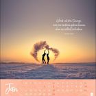 Der Spruch: "Glück ist das Einzige, was wir anderen geben können, ohne es selbst zu haben." - Carmen Sylva. 

Januar-Kalenderblatt mit Schneelandschaft bei Sonnenuntergang. Zwei Personen formen herzförmige Wolken.