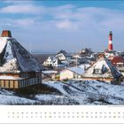 Kalender: Januar. Reetgedeckte Häuser im Winter mit Schnee, ein rot-weißer Leuchtturm im Hintergrund unter blauem Himmel.