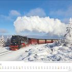 JANUAR; Dampflok 99 236 im Schnee. Bäume sind verschneit, klarer Himmel. Zug fährt durch Winterlandschaft.