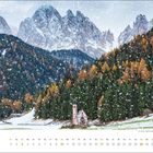 Text: "januar". Schneebedeckte Kirche vor Bergkulisse mit schneebedeckten Bäumen, fallender Schnee, Kalenderdarstellung.