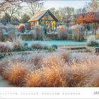 Kalender zeigt Januar. Ein Garten mit frostbedeckten Gräsern, kleine Holzstruktur im Hintergrund.