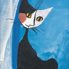 Kalendermonat Januar in Rot, Illustration: Schwarze Katze mit gelben Augen vor blauem Hintergrund, weiße Fenster und Schneeflocken.