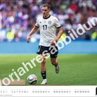 Vollformatiger Text "Vorschau", Fußballspieler in Aktion, weiße Kleidung, Spielfeld. Kalenderdarstellung unten.