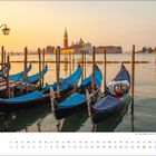 Kalenderblatt für Januar mit einem Foto von Gondeln in Venedig bei Sonnenaufgang, im Hintergrund die Insel San Giorgio Maggiore.
