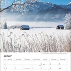 Kalender für Januar. Winterliche Szene mit schneebedecktem Feld, Bäumen und zwei Holzhütten vor Bergen unter blauem Himmel.