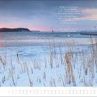 Text: „Meer im Abendstrahl, An deiner stillen Flut Fühl’ ich nach langer Qual Mich wieder fromm und gut...“

Schneebedeckte Uferlandschaft bei Sonnenuntergang, ruhiges Wasser, ferne Küste. January Kalender.