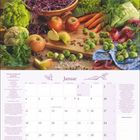 Kalender für Januar mit Rezept: "Gewürz-Zander mit Spitzkohl". Gemüsekollage mit Rotkohl, Karotten, Äpfeln, Rosenkohl.