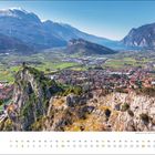 Kalender für Januar. Landschaft mit Bergen, Tal, Stadt und einem Hügel mit Burg. Klarer Himmel und grüne Felder.